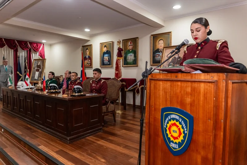 Persona en uniforme de gala hablando desde un atril durante una ceremonia