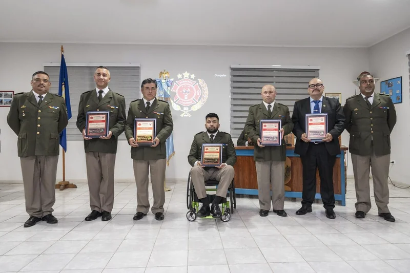 Integrantes premiados con reconocimientos en una ceremonia