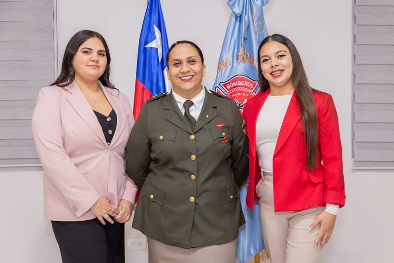 Grupo posando junto a la bandera nacional y el estandarte